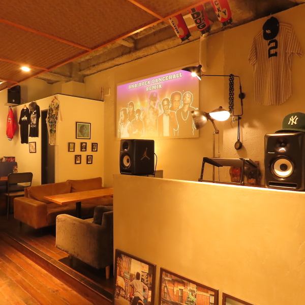 DJブースとステージを完備した本格的な空間で、音響設備やプロジェクターにも徹底的にこだわった演出が可能。結婚式二次会をはじめ、各種パーティーやイベント利用にも幅広く対応しています。華やかな演出からしっかりとした進行までサポートできる設備が整っており、特別な時間をより思い出深いものに仕上げます。