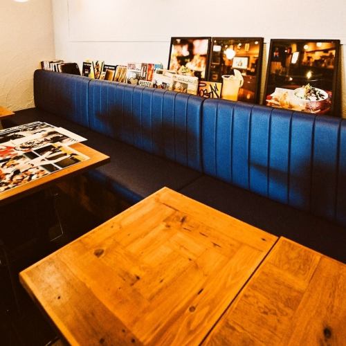 6名様でご利用可能なソファー席も完備。ゆったりとお寛ぎいただきながら、ニューヨークテイストのホットドッグやサンドウィッチがご堪能いただけます。女子会やママ友会にも♪