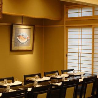 【広間（椅子）/2～8名】会社の会合や接待にも重宝。落ち着いたお部屋です
