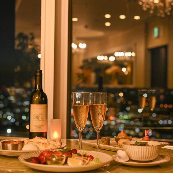 ディナータイムは夜景を堪能。特別な夜を演出するロマンチックな空間は、カップルでのデートにもオススメです。
