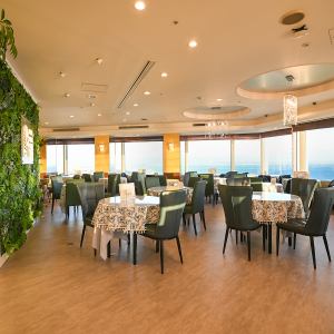 80名～着席で最大150名、立食の場合最大250名までの大規模宴会も可能です！会社宴会や結婚式の2次会、学校のイベント、同窓会や婚活パーティーなどご利用実績多数！お気軽にご相談ください♪