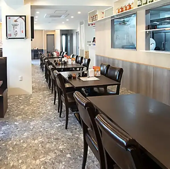 清潔感に溢れた明るい店内は、お席の間隔が広くゆったりとお食事が楽しめます。心地よい音楽とともに、活気ある会話が飛び交い、香ばしい中華料理の香りが食欲をそそります。