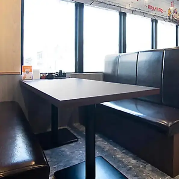 木目調のインテリアに、温かみのある照明が心地よい落ち着きを与えます。店内には、懐かしい中華街の雰囲気を漂わせる装飾が施され、リラックスしながら本格的な中華料理を楽しめる空間です。