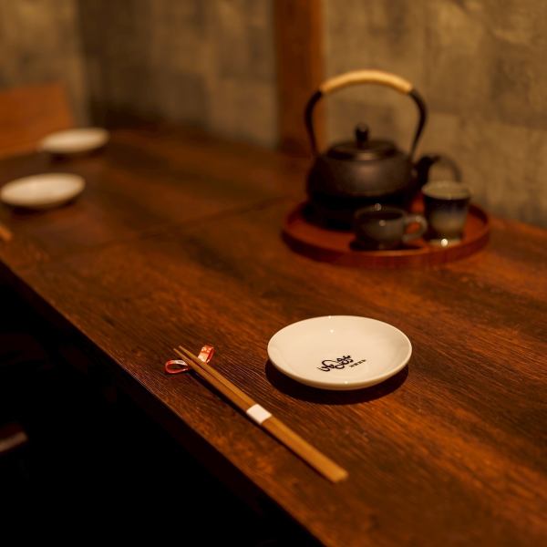 インテリにもこだわりを持った洗練された和空間でお寛ぎください。ライブ感満載のカウンター席・広々ご利用いただけるカウンター席・プライベートな空間の完全個室と幅広くご用意ございますのでシーンに合わせてご利用いただけます。