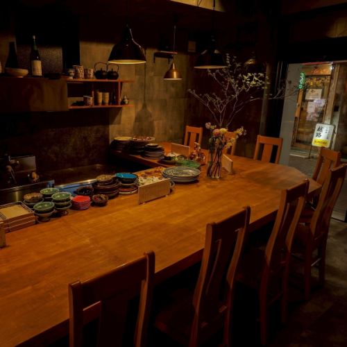 一枚板で作り上げた当店自慢のカウンター席◎