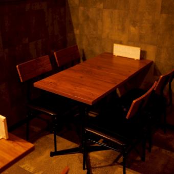 2～4名様向けテーブル席ゆったりとお寛ぎいただける少人数様向けのテーブル席です。急な飲み会や接待・会食等にもおすすめのお席です。