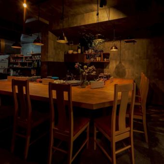 目の前で調理シーンが覗けるライブ感満載のカウンター席のご用意がございます。一枚板で作り上げた自慢のカウンター席でお寛ぎください。