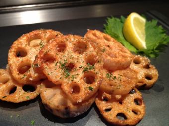 Grilled lotus root on an iron plate