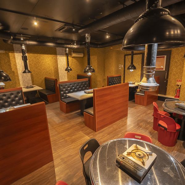 落ち着いた雰囲気の店内には、テーブル席 を多数完備しています。広々とした空間で、隣を気にせずゆったりと食事が楽しめます。本格韓国料理と美味しいお酒で特別なひとときを♪