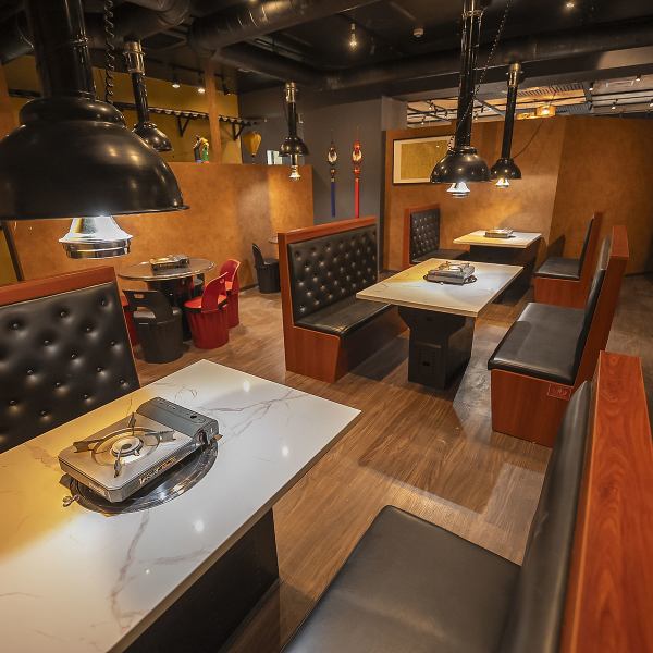 総席数32席 の広々とした空間には、使い勝手の良いテーブル席 が並びます。会社の宴会やパーティーなど、大人数での貸切利用の可能です◎駅からも好アクセスで便利です!