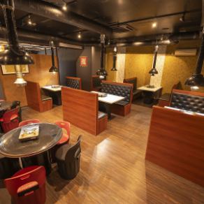 4名様程度のテーブル席 を中心に配置しており、広々とした空間で周りを気にせずにお食事が楽しめます。