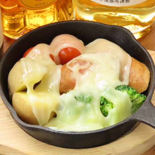 ソーセージと野菜のラクレットチーズがけ