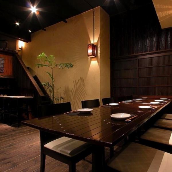 A calm atmosphere with colorful lighting, decorated in detail.The modern Japanese interior is impressive, and it is such a cozy space that makes you want to stay longer.
