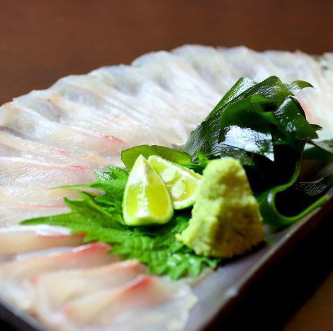 Fresh fish procured through our own route are carefully cooked by Japanese craftsmen.
