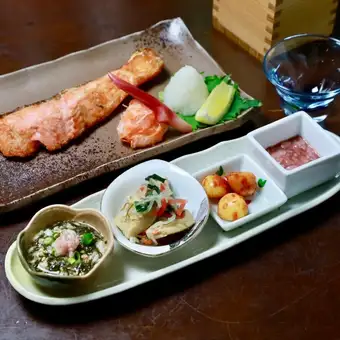 【梅】旬の食材を季節の酒に合わせてご用意させていただきます。