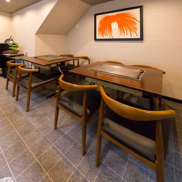 ゆったりと寛げるテーブル席は、4人掛け×3テーブルご用意。お席には鉄板が備え付けられており、グループで料理をシェアしながらわいわい楽しめるアットホームな空間です◎ご家族や友人とのお食事にも最適で、お好み焼きや料理を囲みながら団らんの時間をお過ごしいただけます。