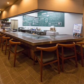 目の前でシェフが丁寧に仕上げる鉄板焼きを間近で楽しめる特等席です。アツアツの料理ができあがるライブ感を味わいながら、臨場感たっぷりの時間をお過ごしいただけます。おひとりさまでのサクッとディナーはもちろん、気軽なデートや友達同士の楽しい食事会にもぴったり。仕事帰りのサク飲みにも是非ご利用下さい。