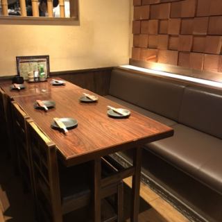 4名テーブル×2と2名テーブルが横並びのお席★つなげれば最大10名様までOK!!こちらは4名テーブルと2名テーブルをつなげて5～6名様用のお写真です★