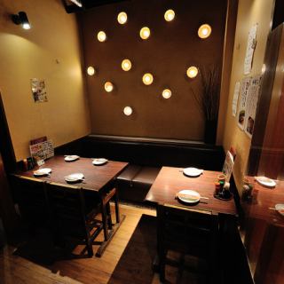 サク飲みやお仕事帰り、友人での飲み会に使い勝手のよいテーブル席♪お隣に2名テーブルがあるのでお席をつなげてご利用も可能です★