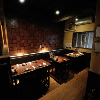 4名テーブル×2と2名テーブルが横並びのお席★つなげれば最大10名様までOK!!すわり心地の良いソファーなので時間を気にせずゆったり飲める♪