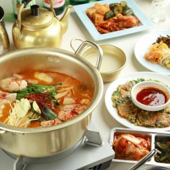 For welcoming and farewell parties! 4 people or more [Korean B-grade hotpot] All-you-can-drink "Spicy hotpot course" Budae jjigae/Gopchang cheongol♪