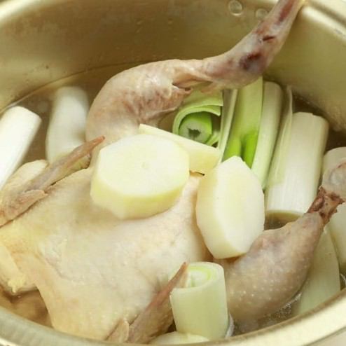 南屋名物！丸鶏を一羽使用した特製鍋【タッカンマリ】