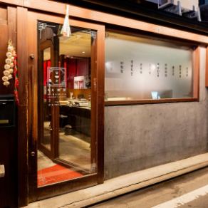 【最大54名様】築100年以上の京町家 店舗全体を貸切（1階＋2階）当店は仏光寺通室町東入、阪急烏丸・地下鉄四条ともにすぐの好立地です。歴史を感じる築100年以上の京町家で貸切宴会はいかがですか！街なかにありながら落ち着いた佇まいは貴重ですよ。気軽に、しかもおしゃれに本格韓国料理を楽しみたい方に◎