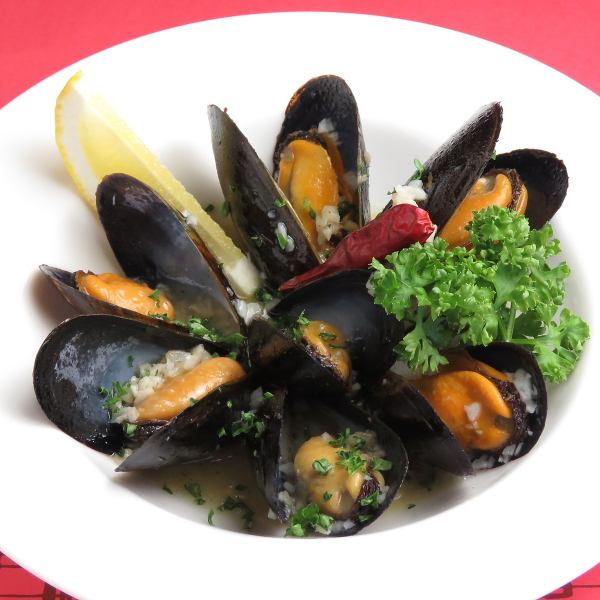 Wine steamed mussels (with melba toast)