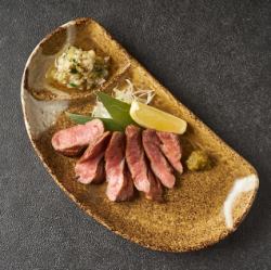 和牛タン中の炭火炙り焼き