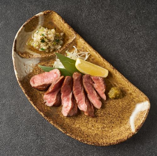 和牛タン中の炭火炙り焼き