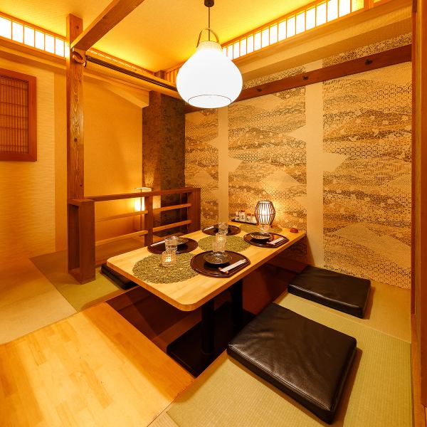 温かみのある天然木の調度品と障子の設えが、落ち着いた雰囲気を演出する居心地のいい和空間。半分壁に仕切られたプライベート感のあるスペースに、4人掛け御座敷やテーブル席が多数ございます。テーブル/御座敷席で会席やコースを召し上がっても、ゆったりお使いいただけける広々サイズです。個室もご用意してあります