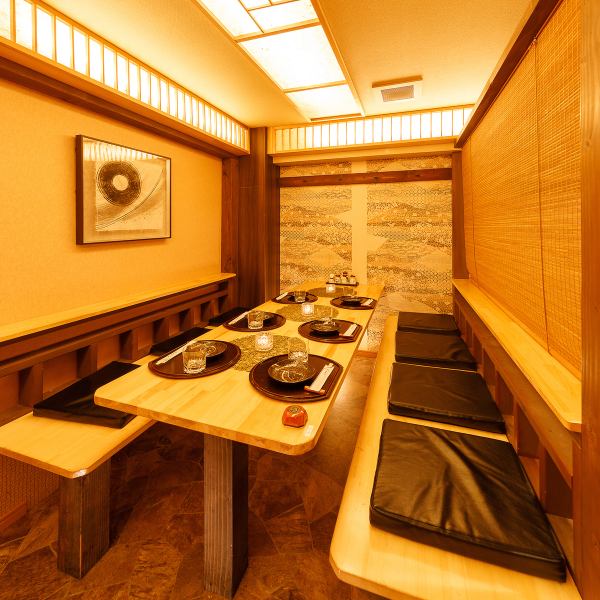 【リピーター率80%！！】情緒漂うこだわりの個室でまったりと♪間接照明とこだわりの内装でおもてなし◎周囲を気にすることのない完全プライベート空間でゆったりとお召し上がりください。様々なタイプの個室をご用意しており何度ご来店いただいてもお楽しみいただけます♪大切な時間を大切な人たちと当店自慢の個室で♪