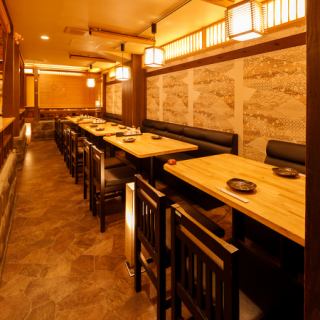 4名様から30名様までご利用いただける、オープンテーブル席もご用意♪暖かみのある照明が語らいと特別な空間を演出致します。プライベートな空間でご宴会をするよりも、にぎやかな空間でのご宴会を希望の方におススメのお席となっております♪少人数宴会にはおススメのお席となっておりますので是非ご利用くださいませ♪