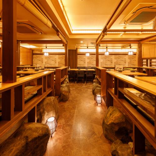 広々とした宴会場は完全貸切で最大200名様までご利用可能です◎新橋での大規模なご宴会をご希望のお客様はお気軽にお申し付けください！広々とした空間で乾杯の音頭、宴会途中の移動もスムーズに行え、宴会場をお探しのお客様の理想のご宴会場をご提供いたします♪