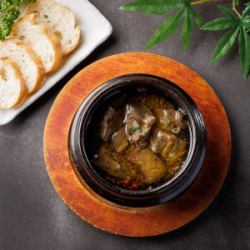 牛タンのアヒージョ