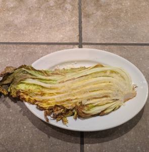 烤大白菜配帕玛森奶酪和橄榄油