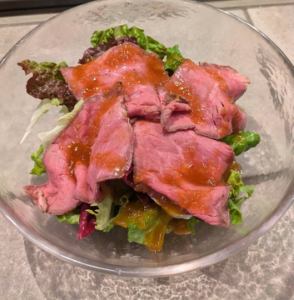 自制烤牛肉沙拉配辣根酱