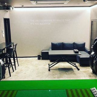 완전 개인실 골프 룸에서 최신 클럽을 잡고, 마음껏 스윙.최상급의 환대로 당신을 이 공간으로 흐르는 시간의 포로로 만듭니다.