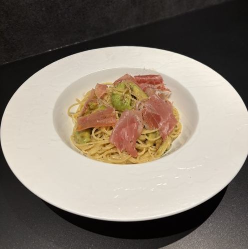 【NEW】 アボカドと生ハムのわさびクリームパスタ
