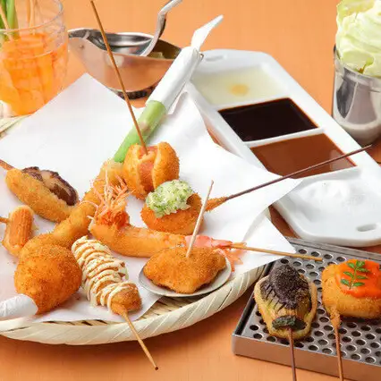 品尝我们采用时令食材烹制的串炸（油炸串）。