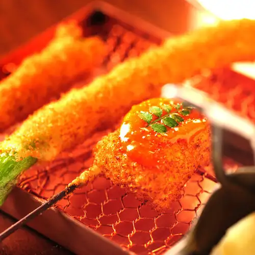 神户亭名古屋分店：充分利用时令食材，展现创意串炸的魅力。