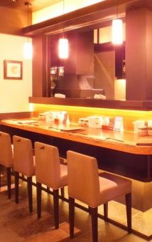 A cozy interior with calm lighting.There is also a counter seat that can be used casually from 1 person ◎ Enjoy freshly fried kushikatsu in a calm atmosphere.