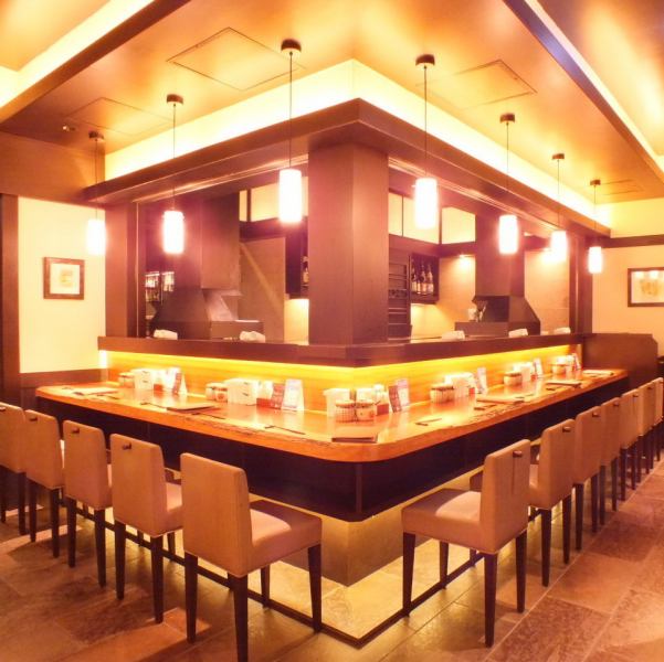 [1 person ~ counter] A cozy shop with calm lighting.There is also a counter seat that can be used casually from 1 person ◎ How about an adult date at the counter seat where you can sit side by side for easy conversation ♪ Please enjoy freshly fried kushikatsu in a calm atmosphere.