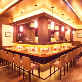 落ち着いた和空間。名店【串の坊】を肌で感じる事ができるカウンター席。