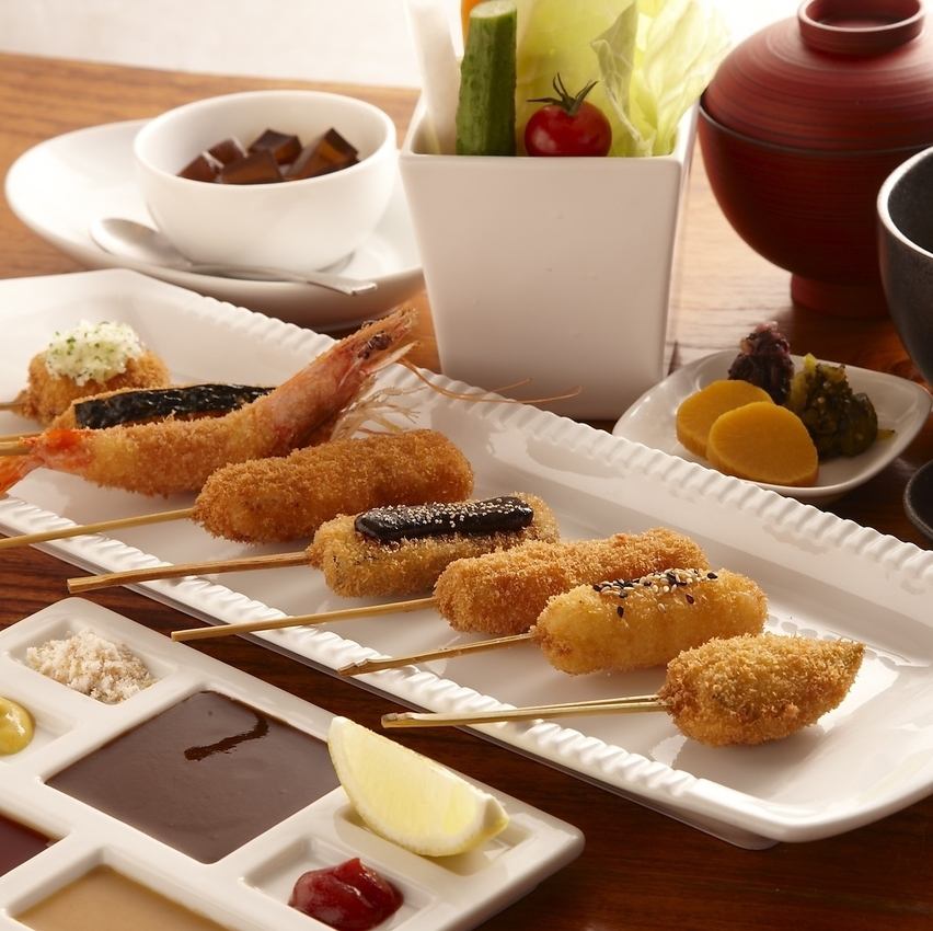 旬食材を職人技で揚げる高級串カツ。阪急うめだ店の上質な和空間で、老舗の味を堪能。