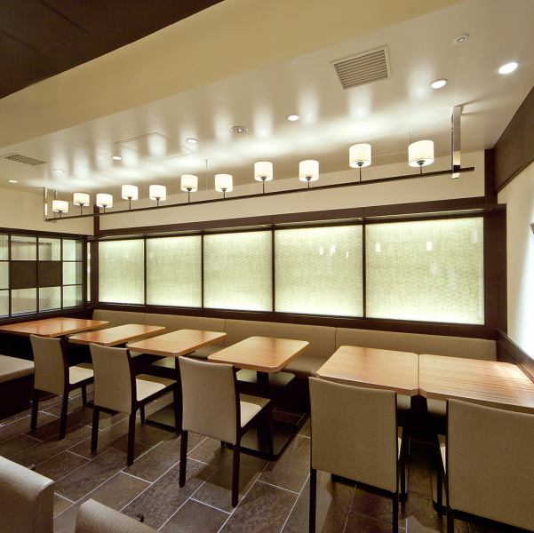 最大4名様までご利用いただける広々としたテーブル席も完備。四季折々の食材を贅沢に使った揚げたての高級串カツを囲みながら、お仲間との食事やご家族との団らん、女子会にも最適な人気のお席です。