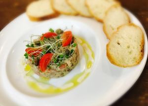 メバチマグロとアボカドのタルタル　レフォール（西洋わさび）の香り