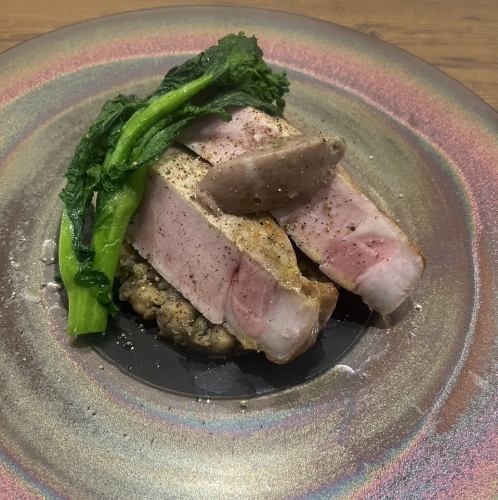 霧島豚ロースのロティ　3種の豆とふきとオリーブのタップナード添え