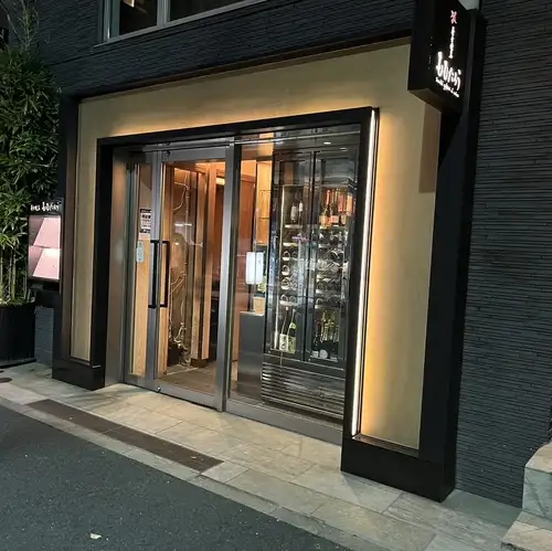 Just 3 minutes from the station! Open until 6 AM.