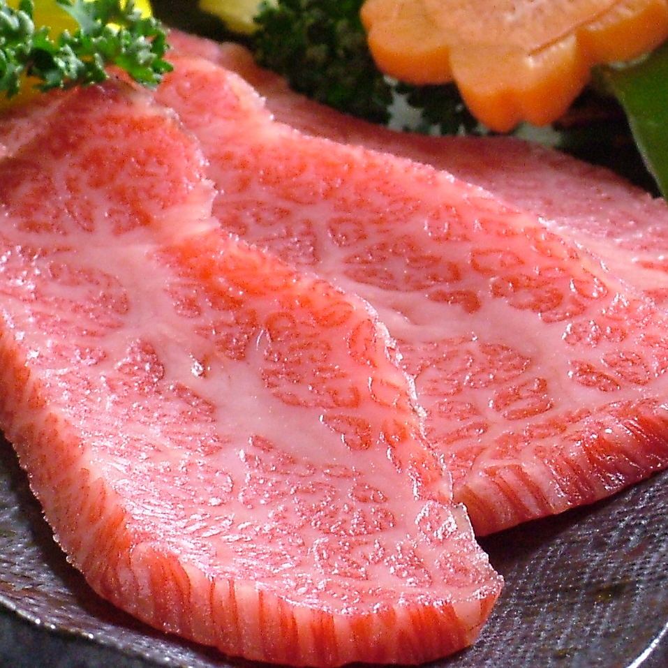 The fat that spills out even at room temperature... The taste that spreads in your mouth.Enjoy Yamagata Yonezawa beef